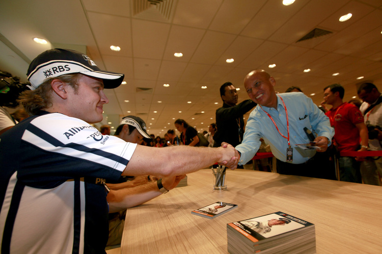 Nico Rosberg mit Fans in Singapur