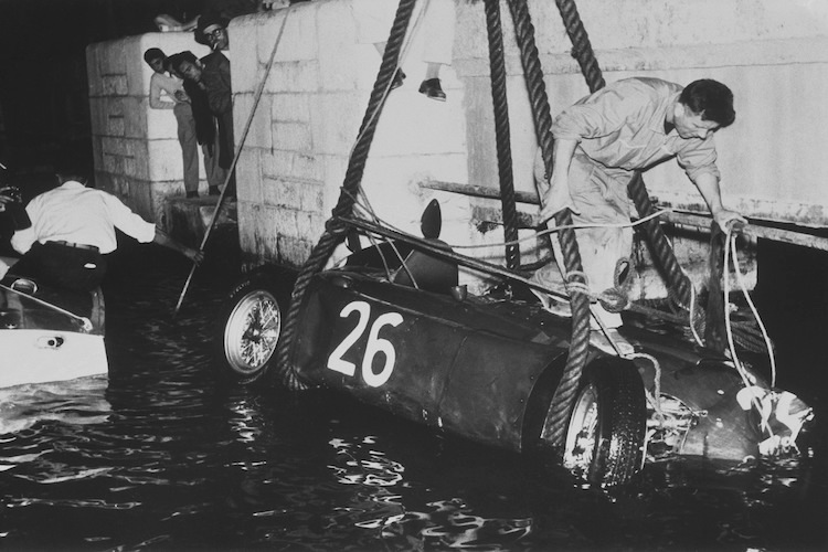Ascaris Wagen wird 1955 aus dem Hafenbecken von Monaco gefischt