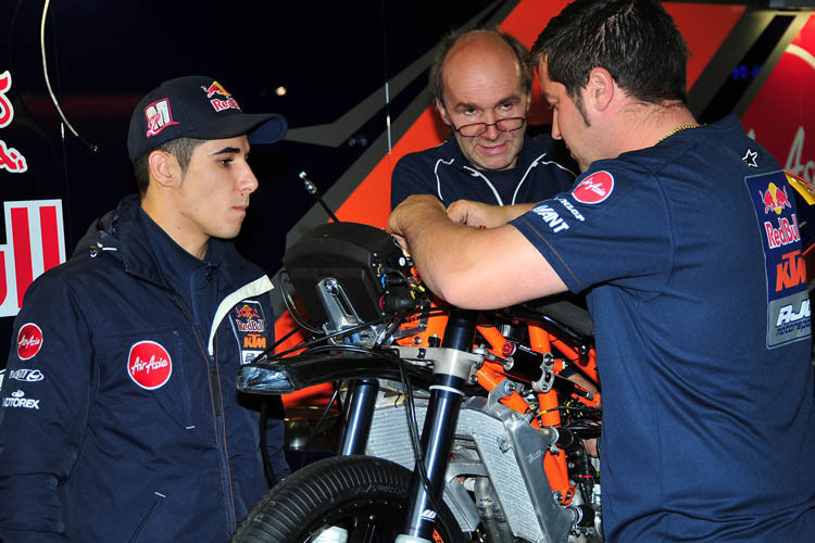 Luis Salom (li.) in der Red-Bull-KTM-Box