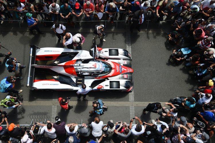 Um den Toyota TS050 Hybrid gibt es in Le Mans wieder mächtig Rummel