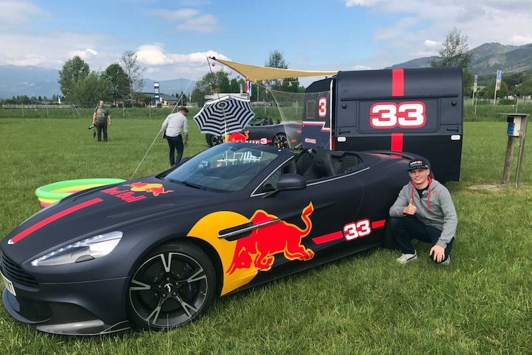 Max Verstappen mit einem Aston Martin in Red Bull-Farben