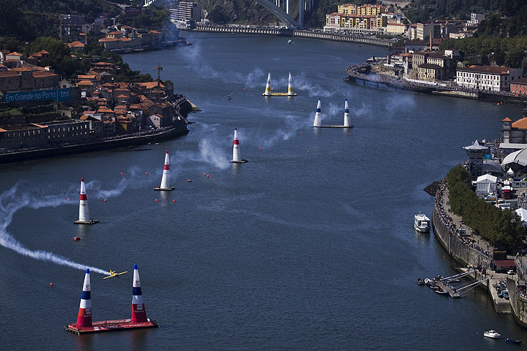 Nigel Lamb mit seiner MXS über Porto