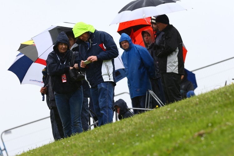 Die britischen Fans trotzen dem Regen