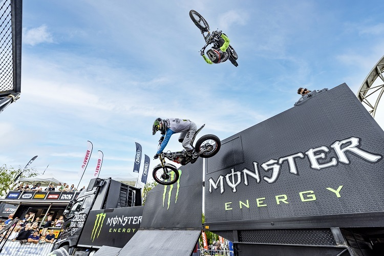 Auch Trialmotorräder können fliegen - zumal jene der Circus Trial Crew