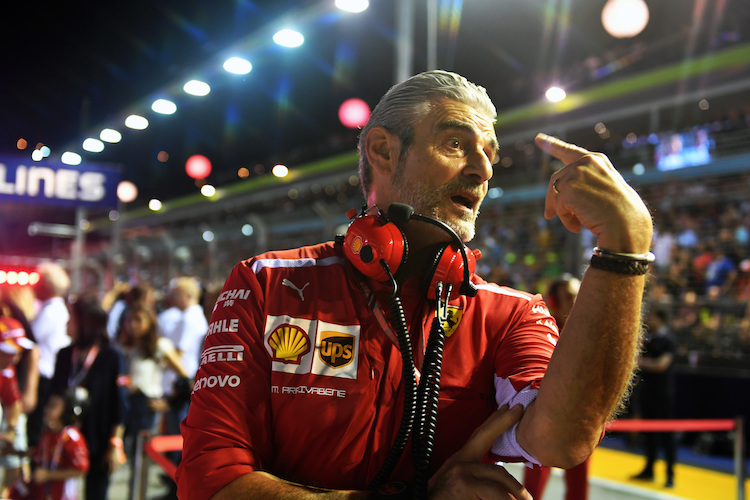 Ferrari-Teamchef Maurizio Arrivabene stellt sich vor Sebastian Vettel und seine Mannschaft