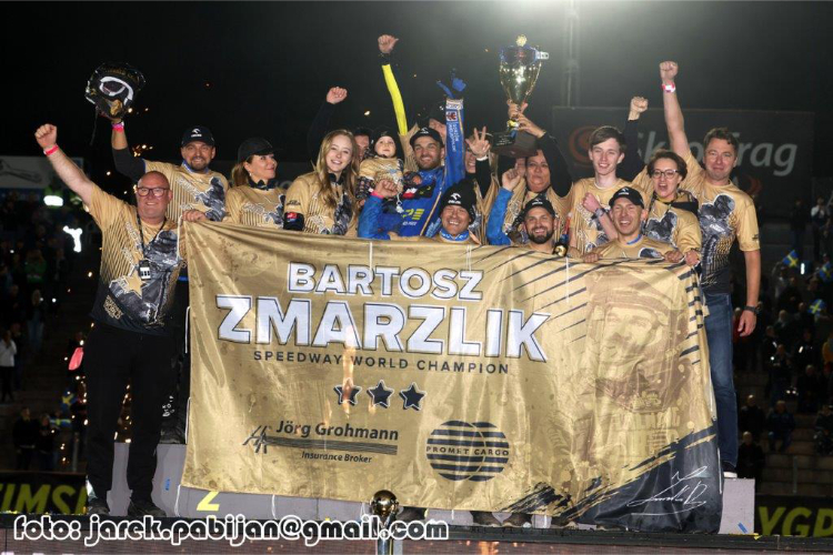 Weltmeister Bartosz Zmarzlik mit Crew und Familie
