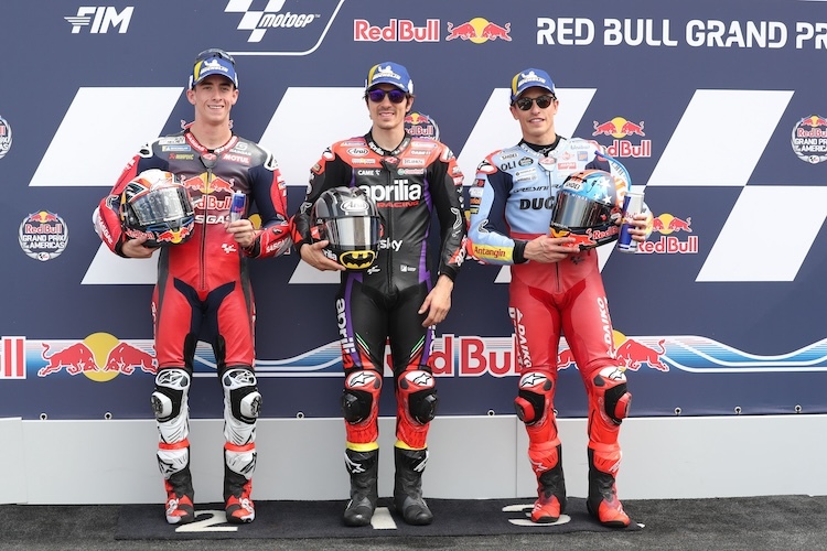 Top 3. Maverick Viñales umgeben von dem erneut begeisternden Pedro Acosta und Routinier Marc Márquez