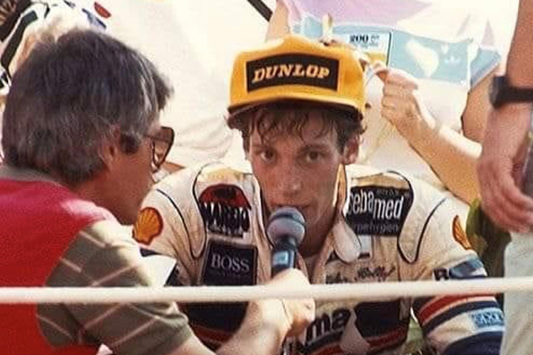 Reporter Rainer Braun interviewt Stefan Bellof hier nach seinem Sieg am Norisring 1983.