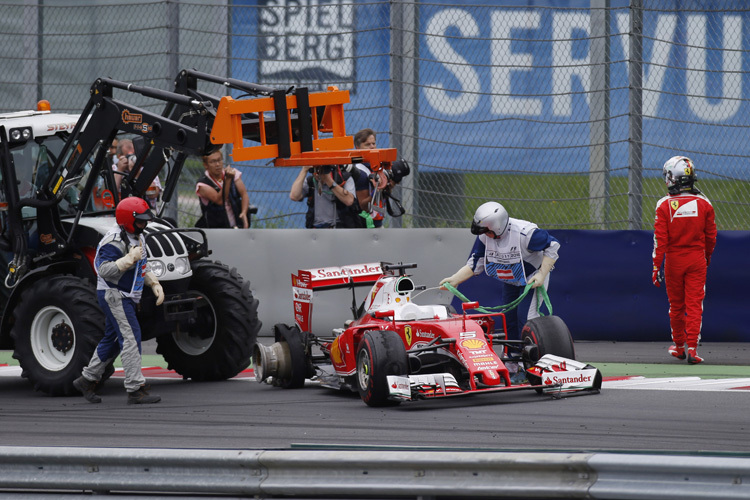 Sebastian Vettel nach seinem Reifenplatzer auf dem Red Bull Ring