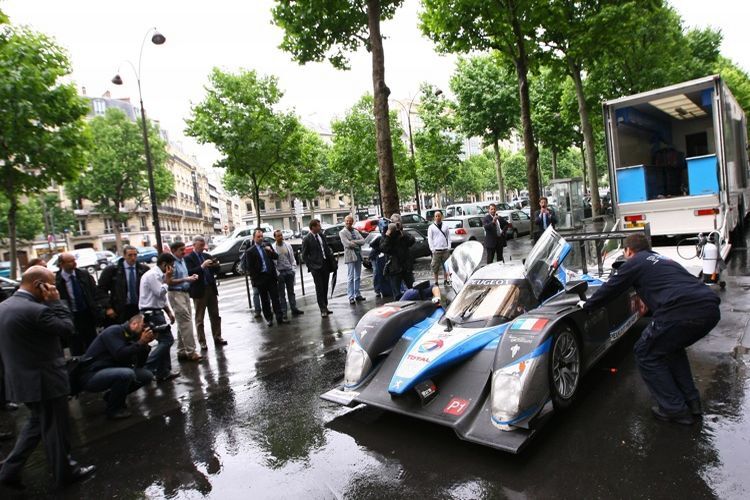 Sieger-Peugeot auf dem Champs-Elysee.