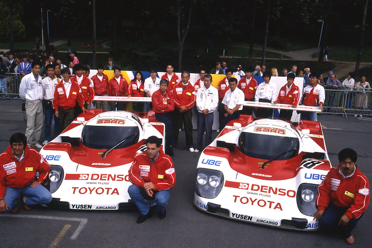 Ratzenberger (vorne in der Mitte) als Teil des Toyota-Sportwagenrennstalls