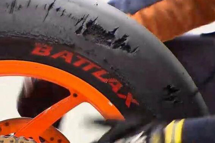 Das Bridgestone-Desaster: Nach elf statt der erlaubten zehn Runden fehlen bei Márquez riesige Gummistücke