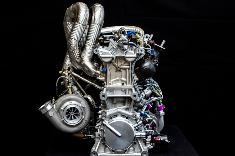 Der kompakte Vierzylinder-Turbomotor mit Benzindirekteinspritzung (TFSI) wiegt nur 85 Kilogramm und damit fast halb so viel wie der V8-Saugmotor, der bisher in der DTM zum Einsatz kam. 