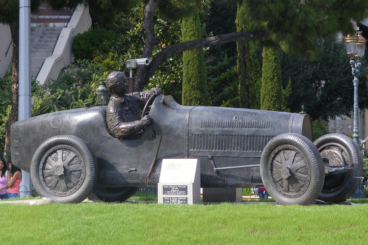 Ein Hoch auf Williams: An den ersten GP-Sieger von 1929 erinnert dieses Denkmal