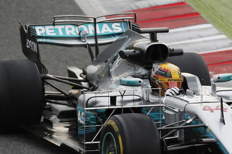 Lewis Hamilton an Tag 2: Aero-Tests mit alter Motorabdeckung, aber T-Flügel in Doppeldeckerform