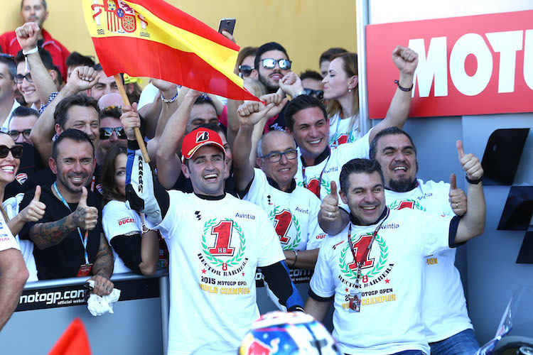 Hector Barbera feiert mit seinem Team den Gewinn der Open-Wertung 2015