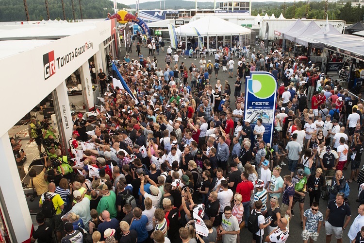 Die Fans stürmten den Service-Park in Jyväskylä