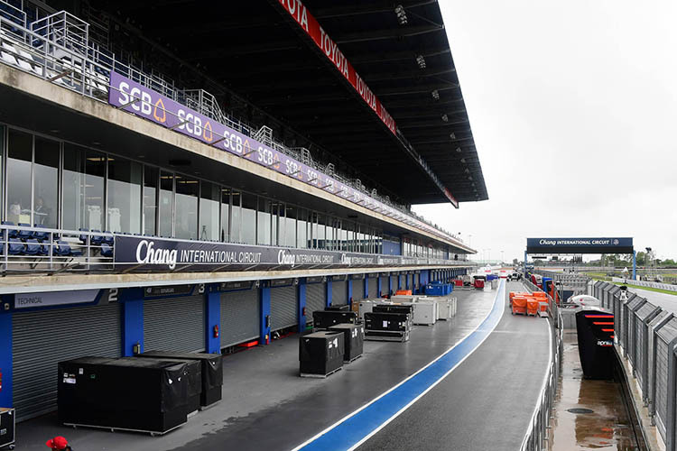 Donnerstag beim Buriam-GP 2022: Regen, die Frachtkisten werden in die Boxen geräumt