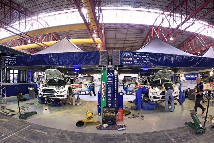 Ford-Service in den Messehallen bei Porto