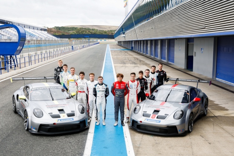 Die zwölf Kandidaten zwischen zwei Porsche 911 GT3 Cup