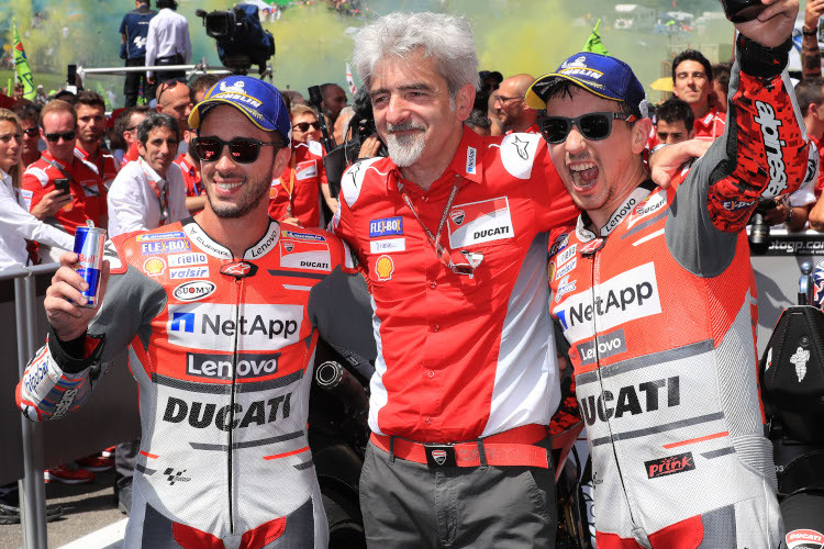 2018 fuhren noch beide in Ducati-Farben: Andrea Dovizioso, Rennchef Gigi Dall'Igna und Jorge Lorenzo