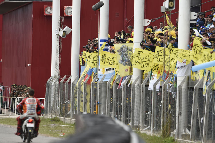 Mit dem Roller in den Paddock: Lorenzo wird von den Rossi-Fans verspottet