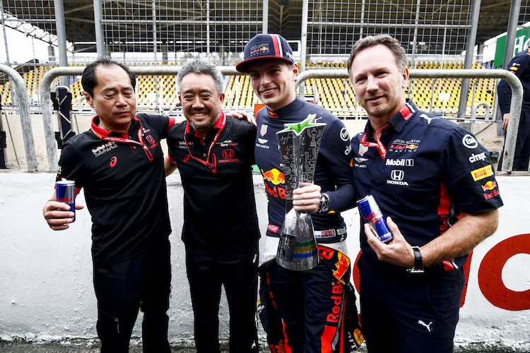 Von links: Honda-F1-Technikchef Toyoharu Tanabe, Honda-Rennchef Masashi Yamamoto, Max Verstappen und Red Bull Racing-Teamchef Christian Horner