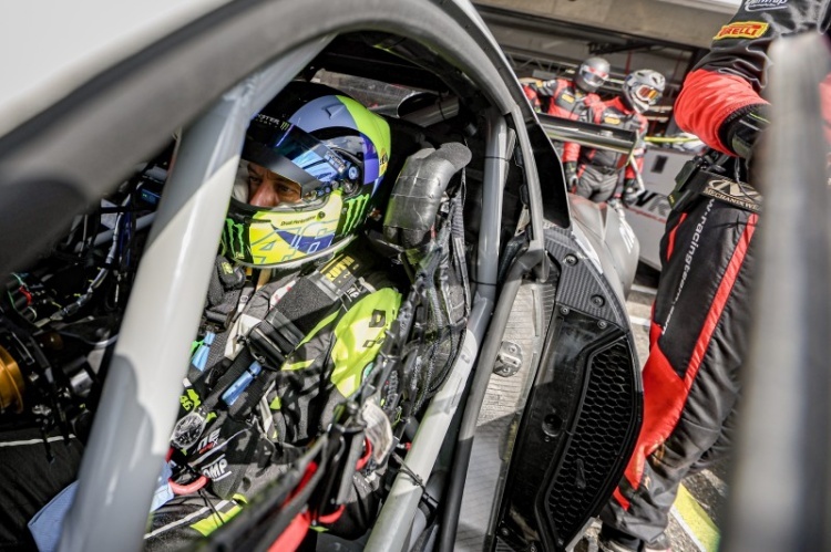 Valentino Rossi im Cockpit des Audi R8 LMS GT3 evo II vom Team WRT