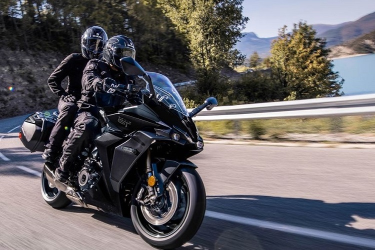 Die Travel Edition der Suzuki GSX-S1000GT wird mit perfekt ins Motorrad integrierten, genügend grossen Seitenkoffern geliefert 