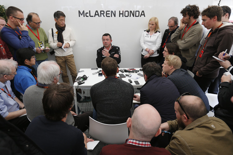 McLaren-Teamchef Eric Boullier beim Interview