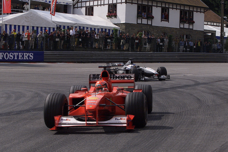 Ferrari-Star Michael Schumacher vor McLaren-Ass Mika Häkkinen