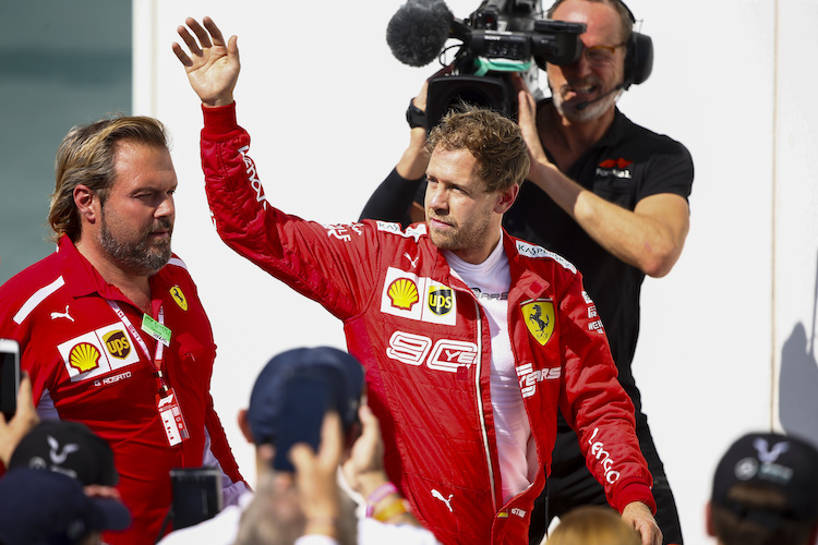 Sebastian Vettel winkt seinen Fans zu