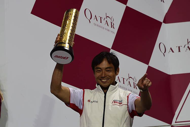Hiroshi Aoyama feiert 2019 den Katar-Sieg von Kaito Toba (Moto3)