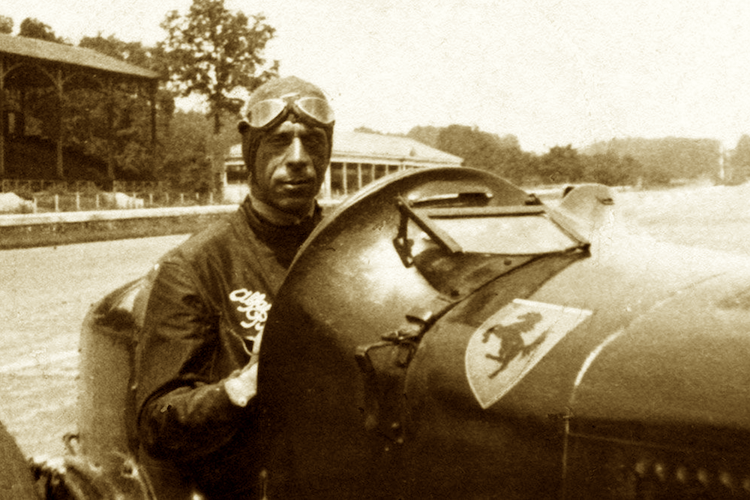 1932 trugen die Alfa Romeo der Scuderia von Enzo Ferrari erstmals das Pferd