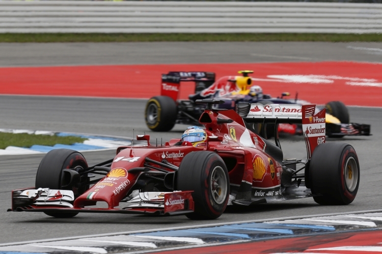 Fernando Alonso vor Daniel Ricciardo