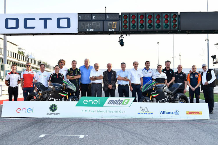 Erstmals alle auf einem Foto: Alle MotoE-Teamchefs mit GP-Funktionären von Dorna, FIM und IRTA