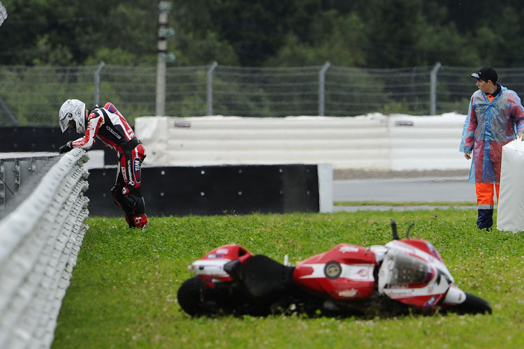 Ein Bild mit Aussagekraft: Ducati am Boden, Carlos Checa angeschlagen