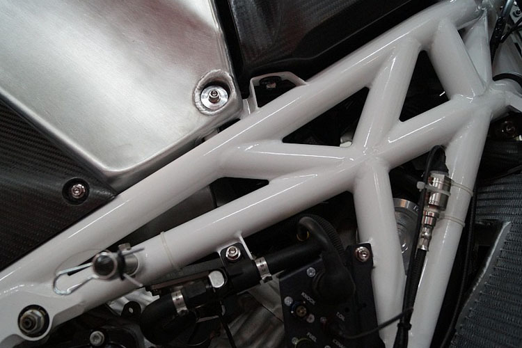 So werden die Stahlrahmen der Moto3-Husqvarna lackiert