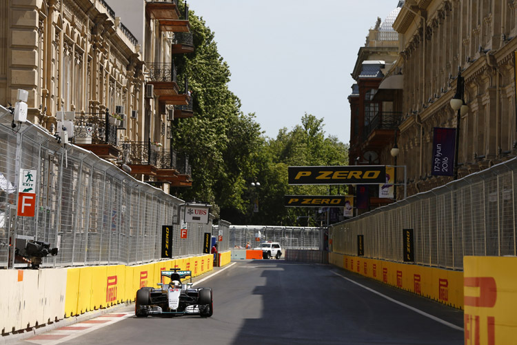 Lewis Hamilton drehte in der letzten freien Trainingsstunde in Baku die schnellste Runde