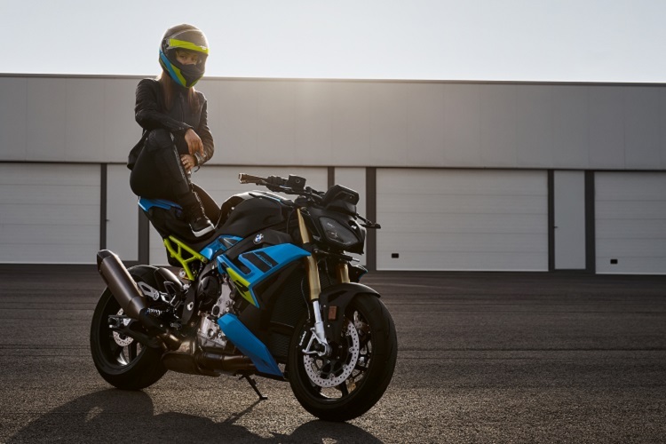 Sie sieht nicht aus, als würde sie auch auf der fahrenden BMW S1000R auf dem Beifahrersitz Platz nehmen