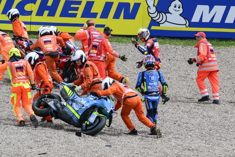 Zwei von sechs MotoGP-Besuchern im Kies in Kurve 1