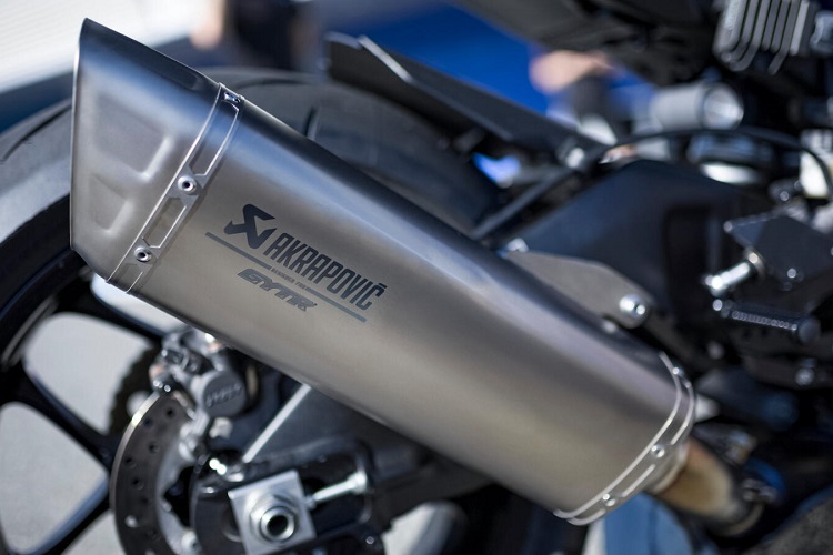 Die Akrapovic-Auspuffanlage hält mit 100 dB das Limit ein, das auf den meisten Rennstrecken gilt