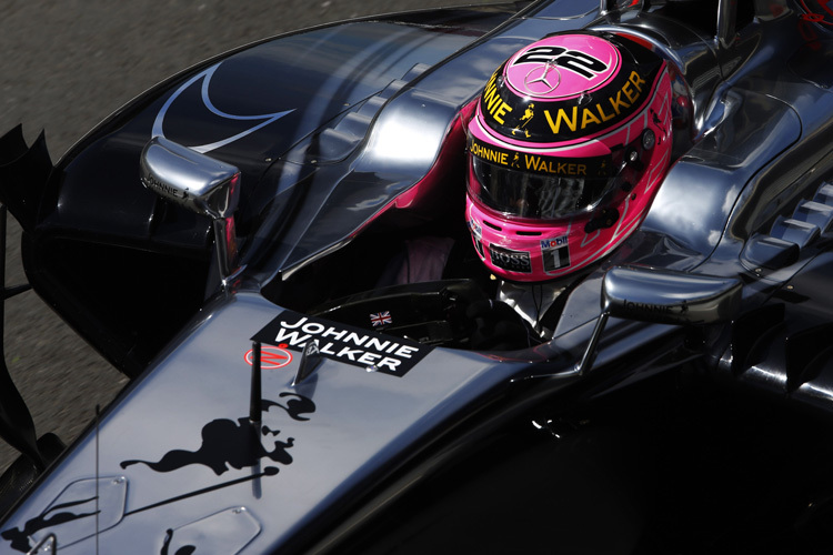 Jenson Button mit dem pinkfarbenen Helm