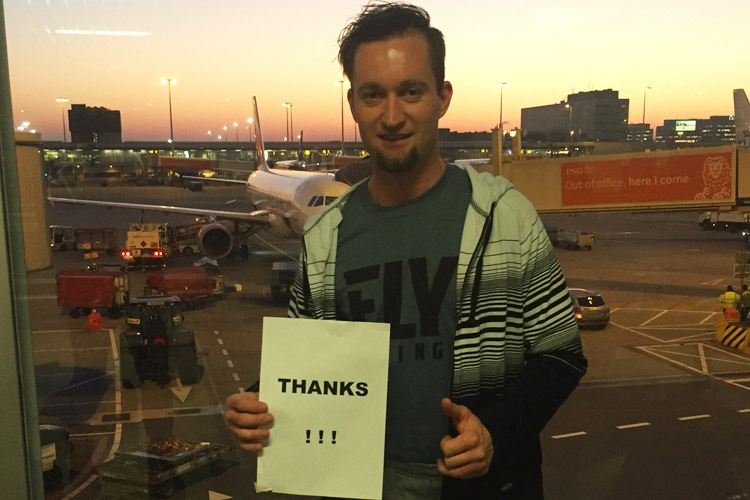 Max Nagl bedankt sich beim Abflug nach Argentinien bei den Fans