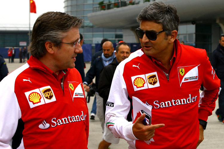 Gleich nach seiner Ankunft diskutierte der neue Ferrari-Teamchef Marco Mattiacci (re) mit dem Technischen Direktor Pat Fry