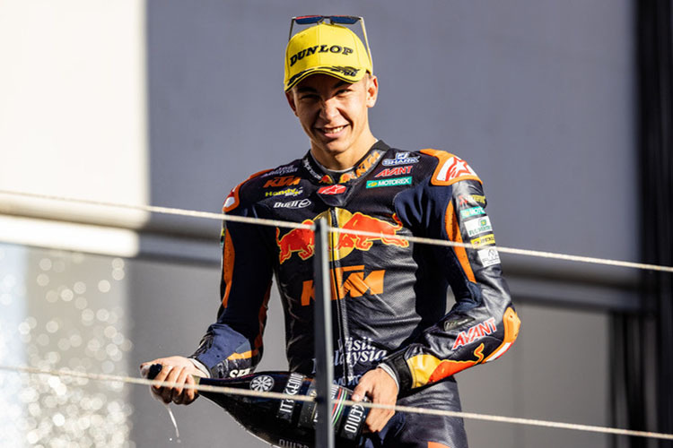 Raúl Fernández auf dem Podest beim Algarve-GP
