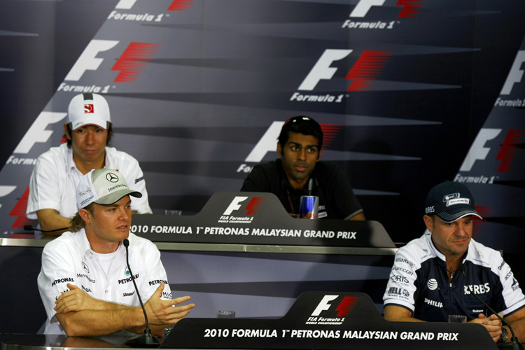 Vorne Rosberg und Barrichello, hinten Kobayashi und Chandhok