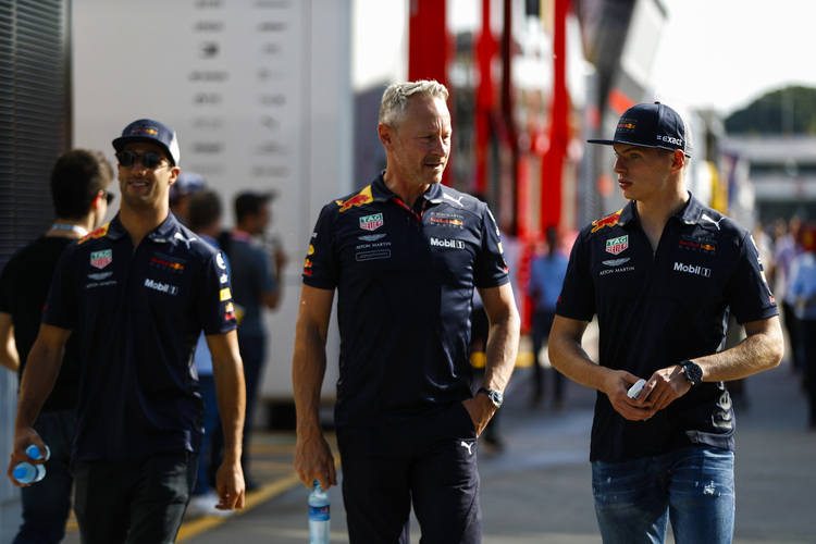 Daniel Ricciardo und Max Verstappen mit Red Bull Racing-Teammanager Jonathan Wheatley