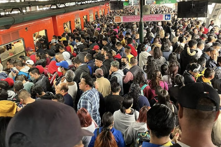 Die Mexikaner regen sich über die Unpünktlichkeit der Züge auf, wie Miriam Reyes