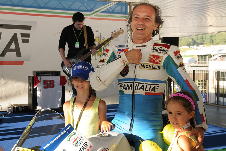 Luca Cadalora im alten Leder und mit seinen Töchtern Vittoria und Valentina